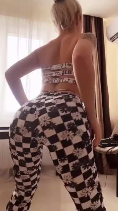 Sl&oslash;-m&oslash; booty😍🥵🍑