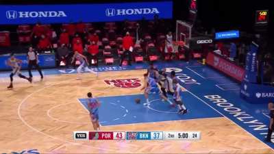 [Highlight] Damian Lillard tried to dunk the ball on Kyrie