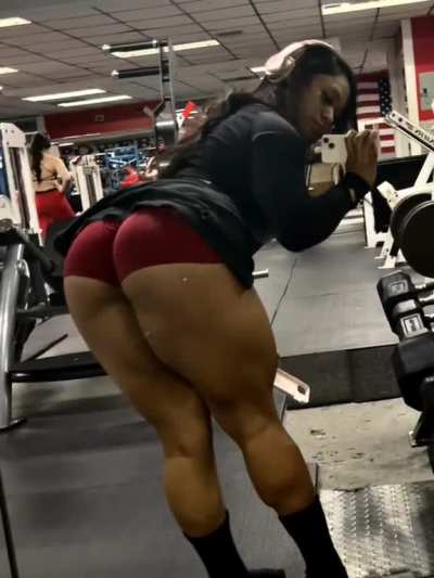 showing off the hammies