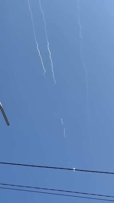Another round of Ukrainian air defense missiles vs. Russian ballistic and cruise missiles this morning over Kyiv. 