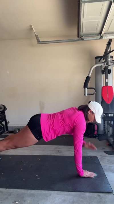 Amber Reacts working out🩷