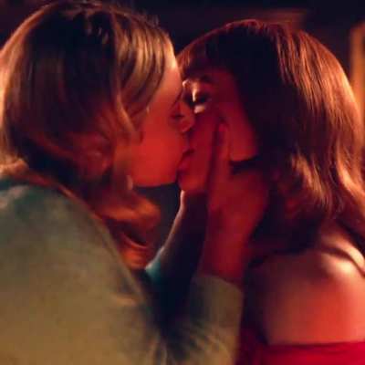 Lili Reinhart &amp;amp; Madelaine Petsch Kiss 🔥🔥🔥