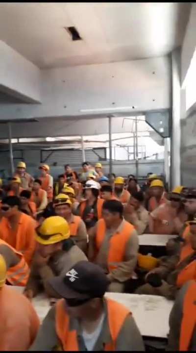 delegados sindicales de la UOCRA diciendole a los obreros como son las cosas el dia del paro: 
