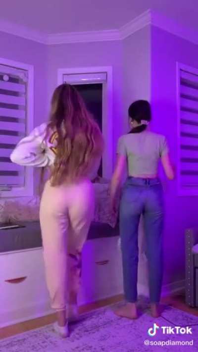 Shaking that 🍑