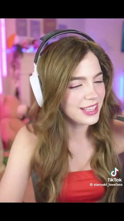 Que?? Se enoja con el chat cuando le conviene , pero con comentarios pasivo agresivos da entender que se los aguanta por el dinero que le donan jaja