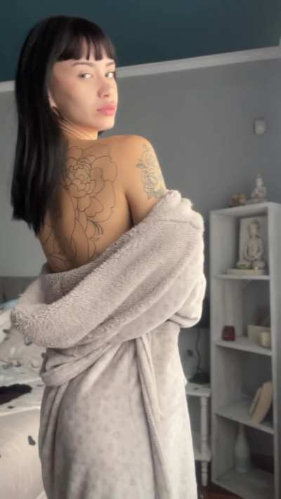 Skinny waist, big tits, do you like what u see?