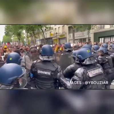 Precisamos perceber o perigo e o autoritarismo se aproximando. Ontem, 14/07/21, milhares de franceses foram &agrave;s ruas protestar contra o projeto de Macron de exigir certificado de vacina para entrar em estabelecimentos. Levou menos de 1 s&eacute;culo para vermos t