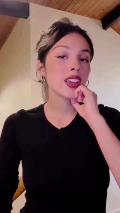 Olivia singing "I'll be home for Christmas" via @livieshq on IG