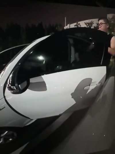 网友：开始还以为不小心，直到看到监控，这笔货就是故意的，怎么可以这么坏…