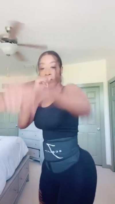 OMG Bro look at the way her asscheeks were bouncing &amp;amp; fighting along with her 😩😭😅😍🤩🍑