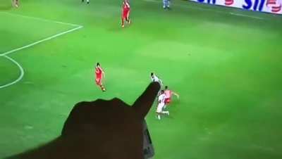Aten&ccedil;&atilde;o pra esse camarada camisa 7, marca! marca!