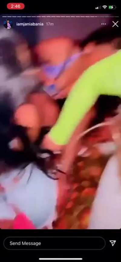 ︎
