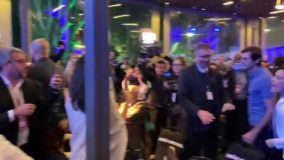 Quase saiu pancadaria agora no lounge da Band. O bolsonarista Ricardo Salles e o lulista Andr&eacute; Janones se exaltaram e precisaram ser separados pela seguran&ccedil;a. Confus&atilde;o come&ccedil;ou quando Lula citou queda no desmatamento em seu governo e Salles contestou aos g