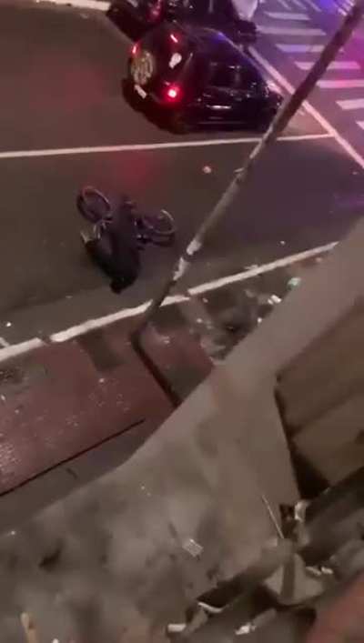 Ladr&atilde;o passa de bicicleta, rouba celular e skatista mau humorado bate com o skate na cabe&ccedil;a dele