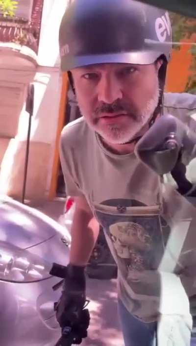 Bravucón longboardista circulaba por el medio de la calle, discutió con una chica y le golpeó el auto