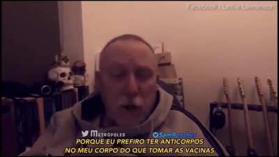 Um homem de 58 anos que se recusou a tomar a vacina contra Covid-19 na Inglaterra gravou uma s&eacute;rie de v&iacute;deos ao contrair o v&iacute;rus. Leslie Lawrenson &ldquo;agradeceu&rdquo; por ter Covid-19 e conseguir a &ldquo;imunidade natural&rdquo;. Ele morreu nove dias depois. Legendas: @SamP
