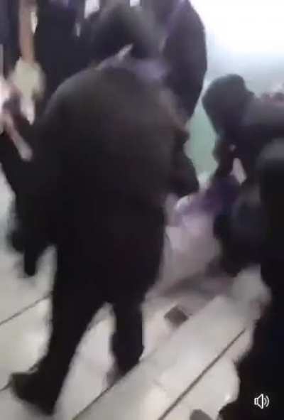 Alumnas feministas (entre 15 y 20) golpean a su profesor de la tercera edad se&ntilde;alado por acoso sexual en el IPN hasta mandarlo a urgencias esta ma&ntilde;ana