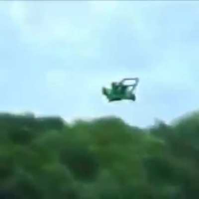 Imagens de um ca&ccedil;a aboniginem escapando do karar
