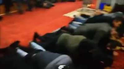Nice greek event diyeceğim arkada kocaman bayrak var