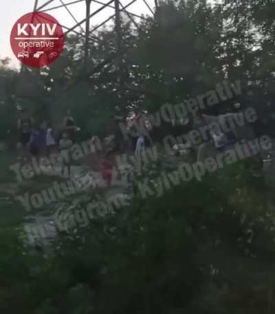 Киев. Цыгане бросили дерево на пути и забрасывают поезд камнями