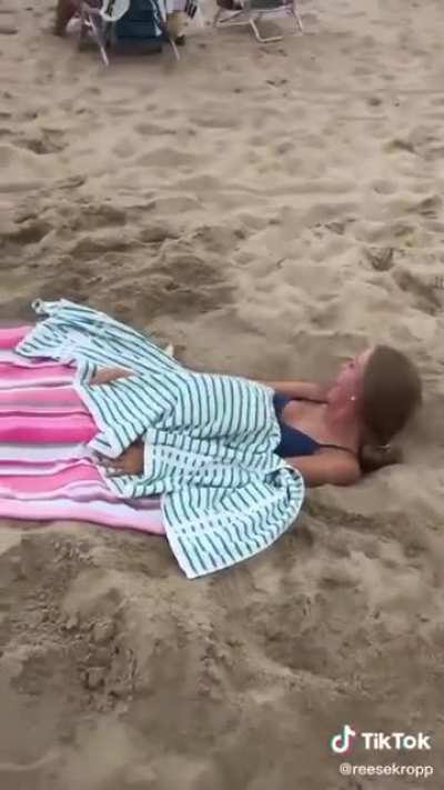 These sisters planned and executed the perfect trap for a beach bandit.