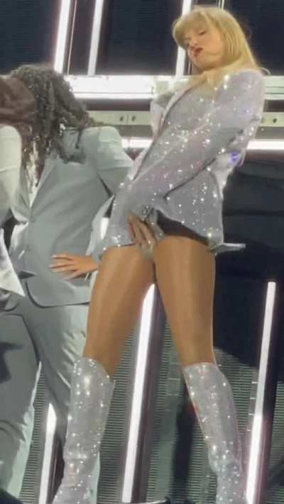 The crotch grab 🔥