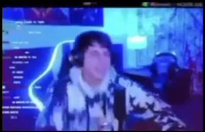 *Los padres se van de la casa* el hijo: