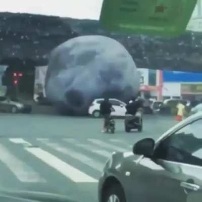 Луна упала на землю