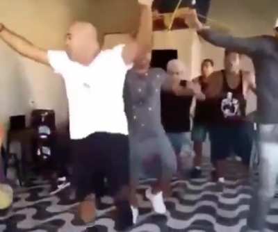 Ningu&eacute;m percebeu mas a liga&ccedil;&atilde;o do Sampaoli era para organizar a festa da vit&oacute;ria.