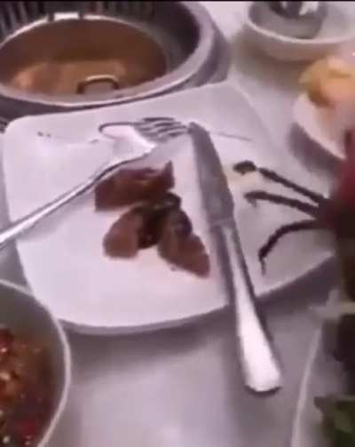 Fresh crab trying to escape hotpot table ends up cooking itself