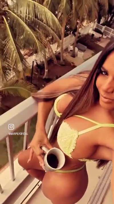 Tomando caf&eacute; maripily 
