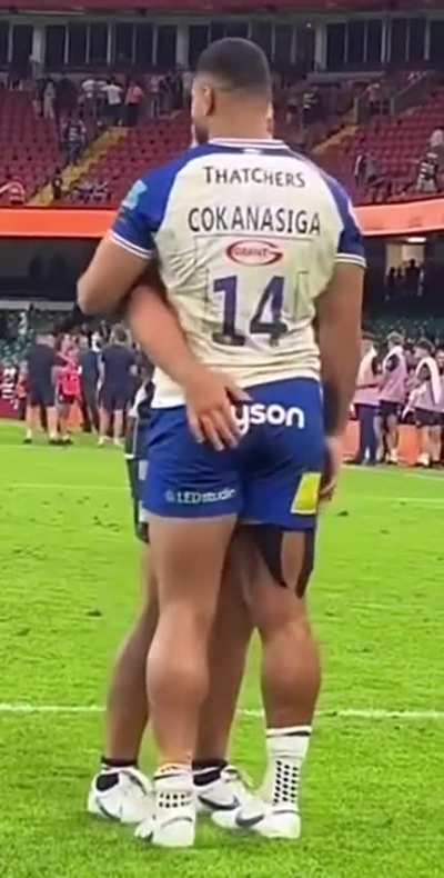 🫴🏽🍑