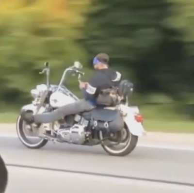Here, lemme just send this important text message while going 90 on the freeway.. 🤦&zwj;♂️