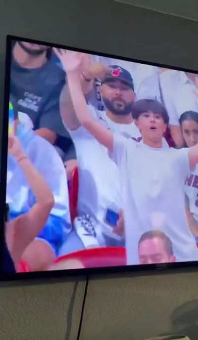 Young kids on the fan cam