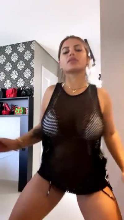 Sil Torra dan&ccedil;ando. Essa mulher &eacute; uma MILF de respeito.
