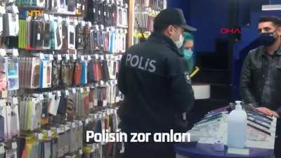 Kahraman Polisimiz Yine Mavi Sa&ccedil;lı Kadın Bulmuş Devletin G&uuml;c&uuml;n&uuml; G&ouml;stererek Destan Yazıyor