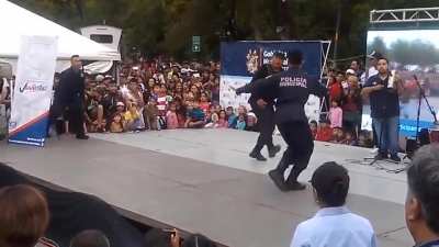 Polic&iacute;as bailando Without Me de Eminem