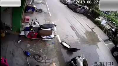 Man electrocuted disconnects device from contact