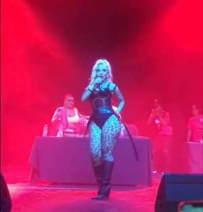 Doja dancing live