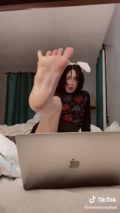 at this point, all i ever post is sinnamon&rsquo;s feet 🤦&zwj;♂️😂