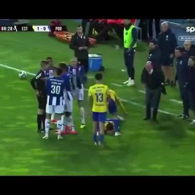 Ins&oacute;lito: Jogadores do Porto dan&ccedil;am flamengo para o &aacute;rbitro