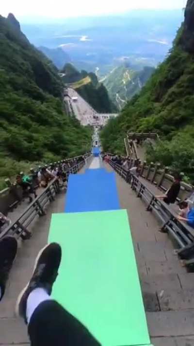 This is an insane downhill experience. Rip Legs!