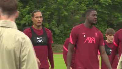 Virgil sizing up Konate 😂