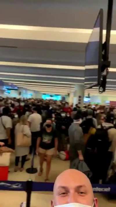 Aeropuerto de Canc&uacute;n en &eacute;poca de pandemia