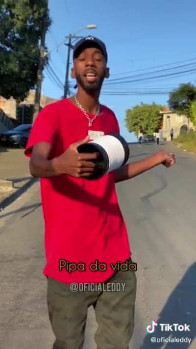 e ainda aparou o cara