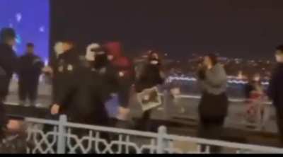 Her g&uuml;n protestolarla ilgili i&ccedil;erik #11 POLİS ŞİDDETİ VE EYLEMLER SIRASINDA YAPILAN EN MANTIKLI EYLEM