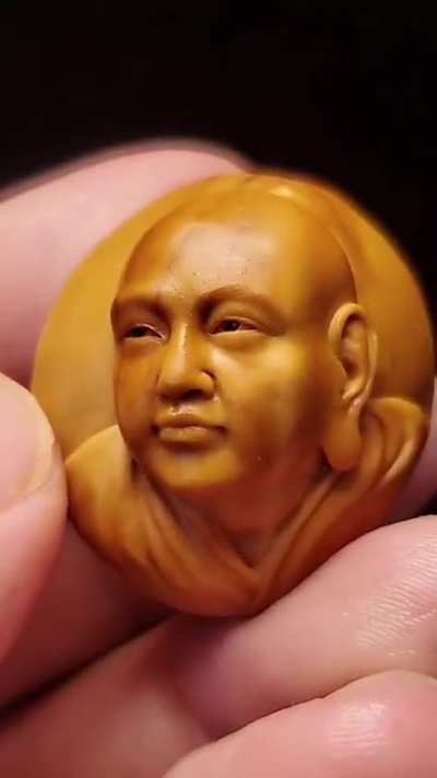 Olive pit carving, precise control of the expression of the characters