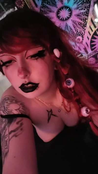Bouncy goth girl tiddies