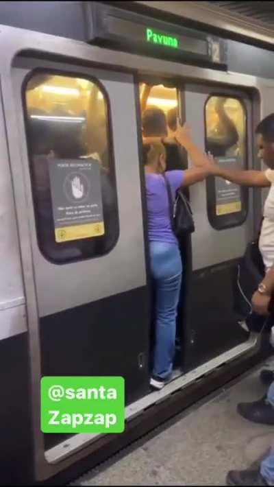 Assim que o povo brasileiro pobre vive. A humilha&ccedil;&atilde;o come&ccedil;a muito antes de chegar ao trabalho, pra um sal&aacute;rio que n&atilde;o compra nem o b&aacute;sico.