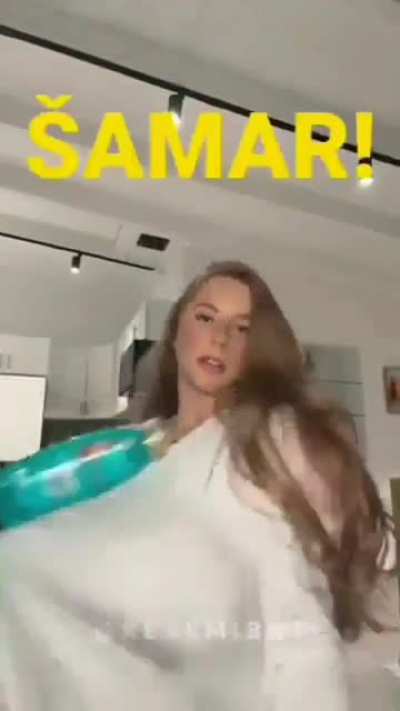 Tiene cuatro brazos 